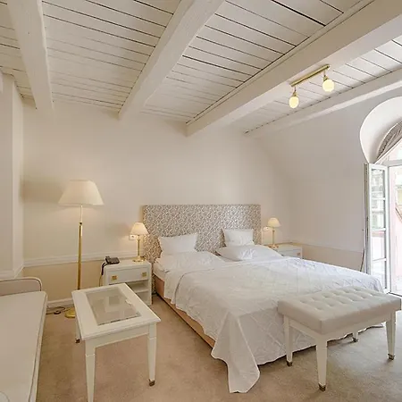 Embassy Ξενοδοχείο 4*